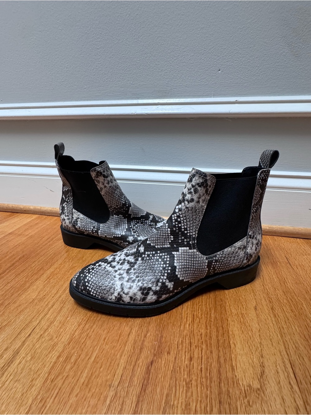 Treasure & Bond Snake-Print Chelsea Boots - Black & White